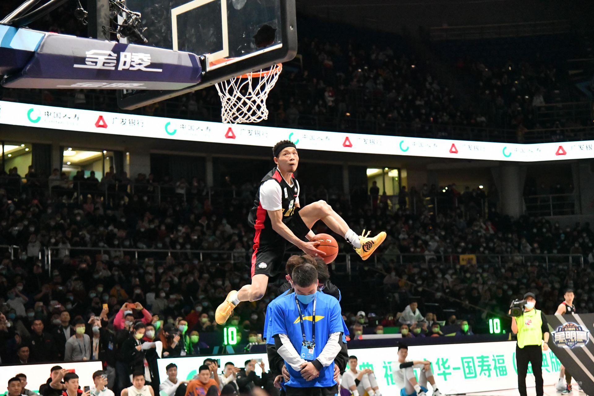 她以 她以
